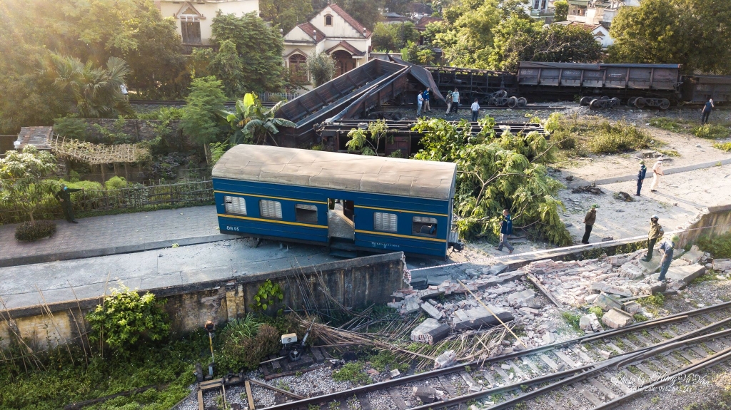 Hiện trường vụ 6 toa tàu bị lật nhào sau khi trôi ngược trở lại trên đường ray. Ảnh: Vũ Hưng.