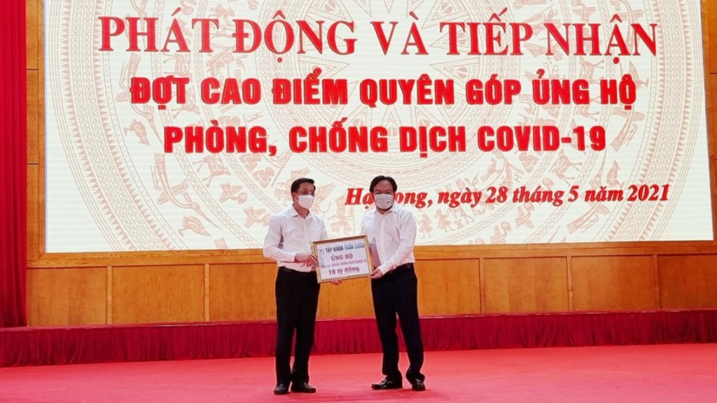 Đại diện Tập đoàn Tuần Châu trao số tiền ủng hộ Quỹ phòng dịch Covid-19 hôm 28/5