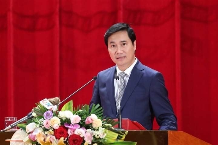 Đồng chí Nguyễn Tường Văn vừa được bầu tiếp tục giữ chức vụ Chủ tịch UBND tỉnh Quảng Ninh khóa XIV nhiệm kỳ 2021 - 2026.