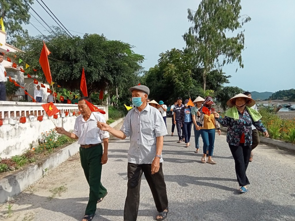 Cử tri tại đảo Ngọc Vừng huyện Vân Đồn hân hoan đi bầu cử.