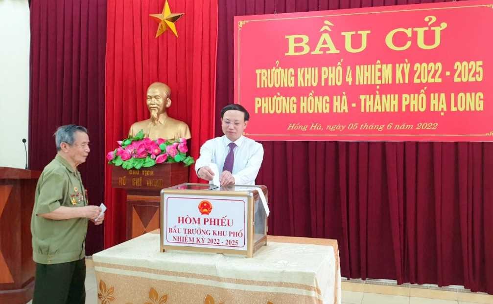 Đồng chí Nguyễn Xuân Ký, Bí thư Tỉnh ủy bỏ lá phiếu đầu tiên bầu trưởng khu 4, phường Hồng Hà (Ảnh: Q.M.G)