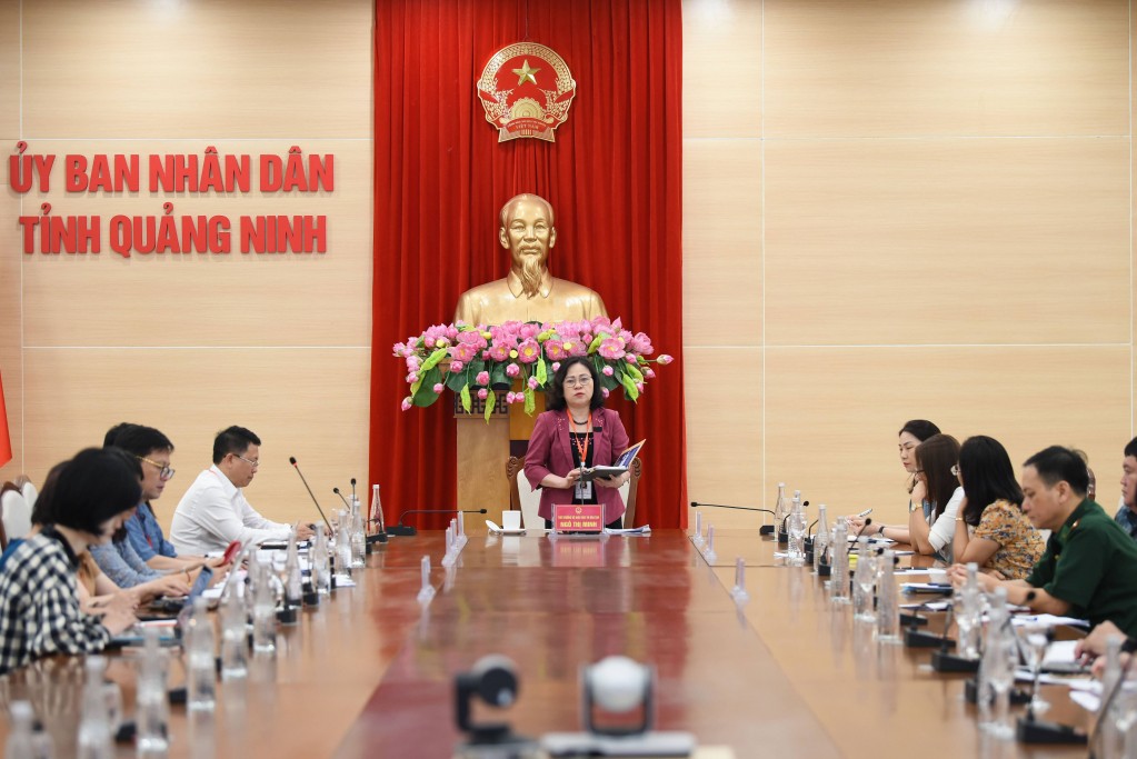 Thứ trưởng Bộ GD&ĐT Ngô Thị Minh phát biểu chỉ đạo về công tác chuẩn bị tổ chức Kỳ thi tốt nghiệp THPT 2022 tại Quảng Ninh. (Ảnh Báo Quảng Ninh)