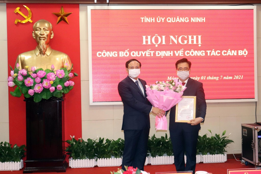 Bí thư Tỉnh uỷ Quảng Ninh Nguyễn Xuân Ký (trái) trao quyết định điều động ông Hoàng Bá Nam làm Bí thư Thành uỷ Móng Cái