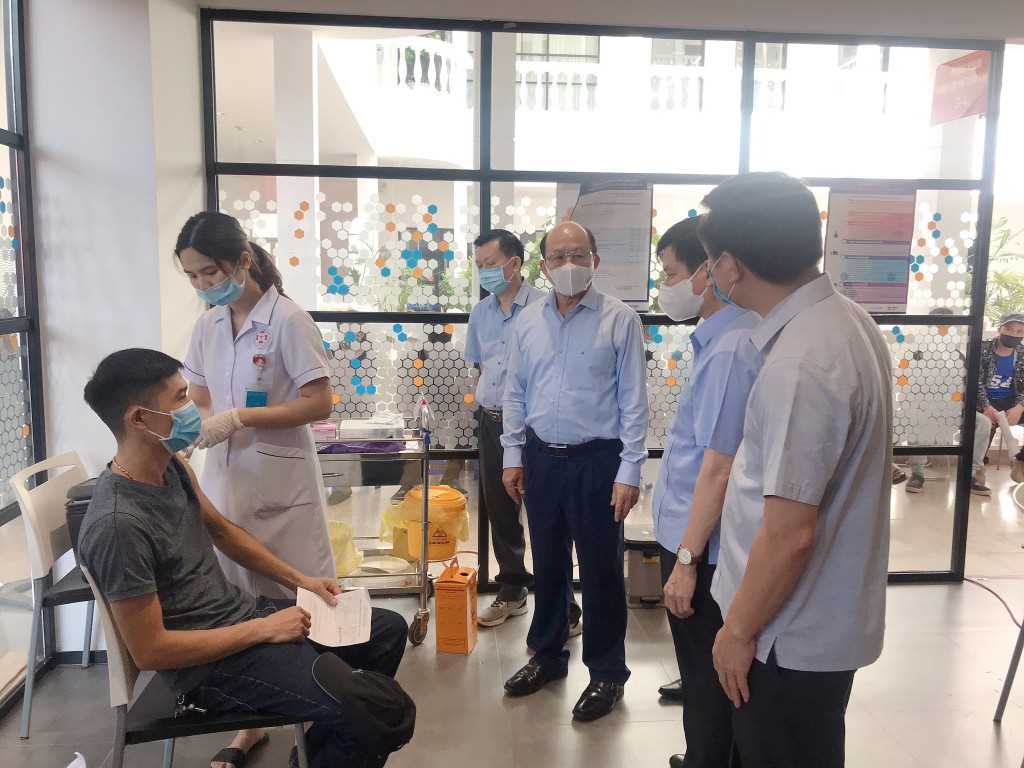Trưởng Ban Nội chính Tỉnh ủy Vũ Xuân Diện kiểm tra công tác triển khai tiêm vắc xin phòng Covid-19 tại KCN Cảng biển Hải Hà.