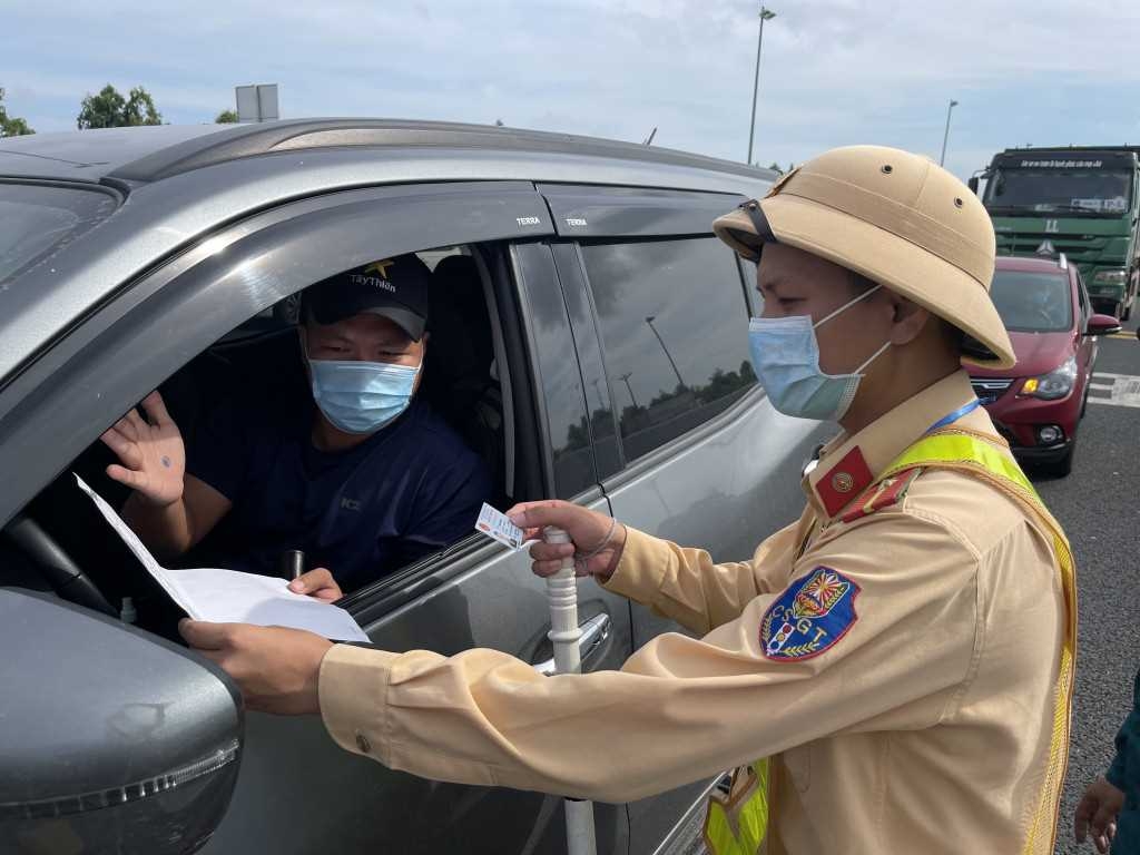 Từ 12h ngày 22/7/2021, UBND tỉnh Quảng Ninh đề nghị người dân không ra ngoài nếu không có việc thực sự cần thiết; Không ra khỏi nhà từ 23h00 hôm trước đến 4h00 ngày hôm sau (Ảnh minh hoạ)