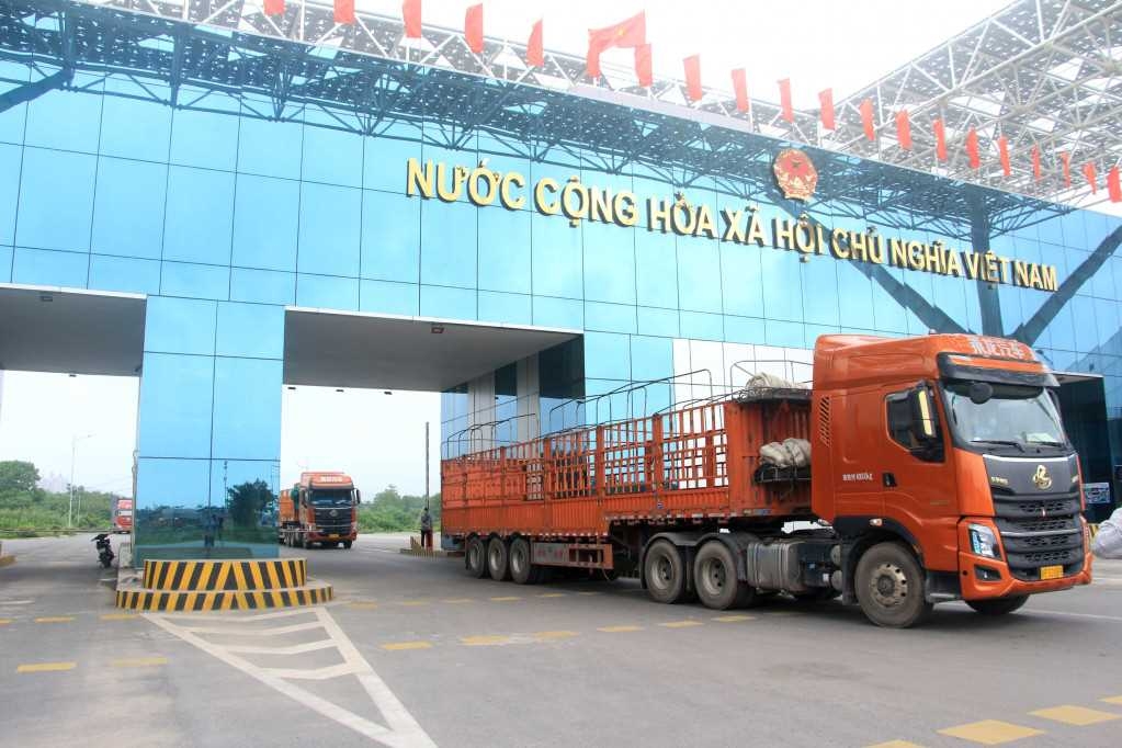Hoạt động thông quan hàng hóa qua cầu Bắc Luân II (KKT Cửa khẩu Móng Cái).