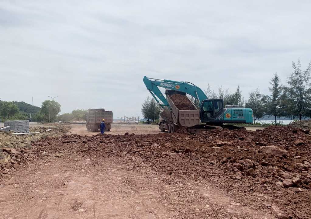 Đơn vị nhà thầu đang thi công dự án mở rộng tuyến tỉnh lộ 334 tại KKT Vân Đồn.