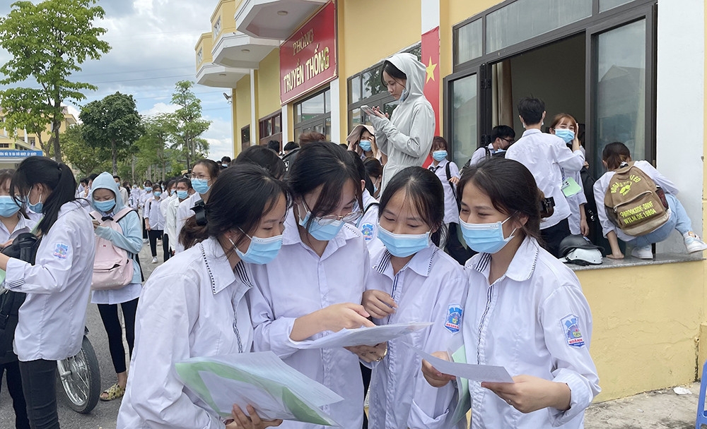 Các thí sinh dự thi tại Điểm thi THPT Hoành Bồ, TP Hạ Long, Kỳ thi tốt nghiệp THPT năm 2021.