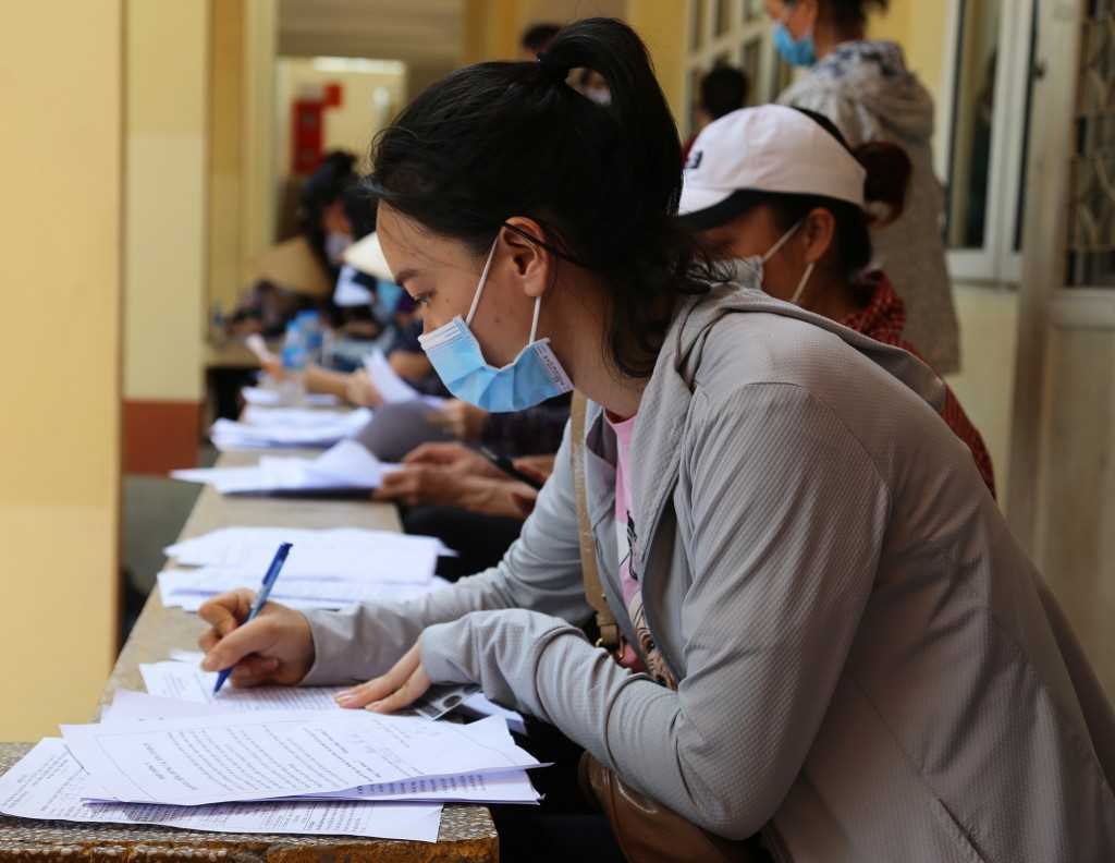 Bắt đầu từ buổi sáng đã có rất đông tiểu thương chợ Hạ Long I tới khai báo thông tin để tiêm vắc xin phòng Covid-19.