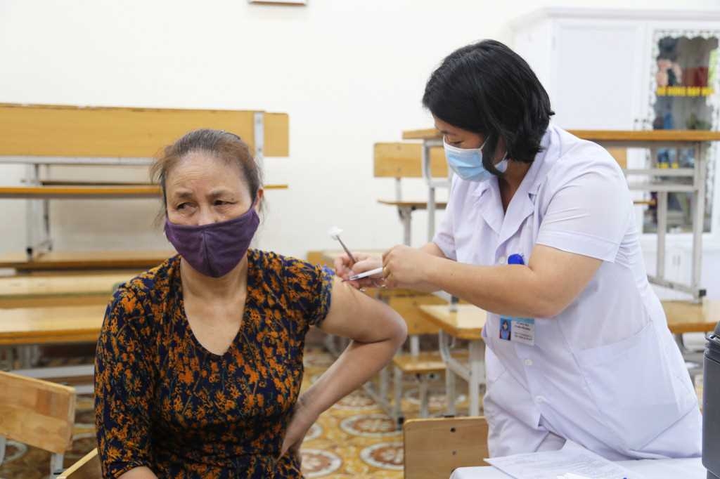 Trong ngày, đã có 1.200 tiểu thương chợ Hạ Long I được tiêm vắc xin phòng Covid-19, mũi 1.