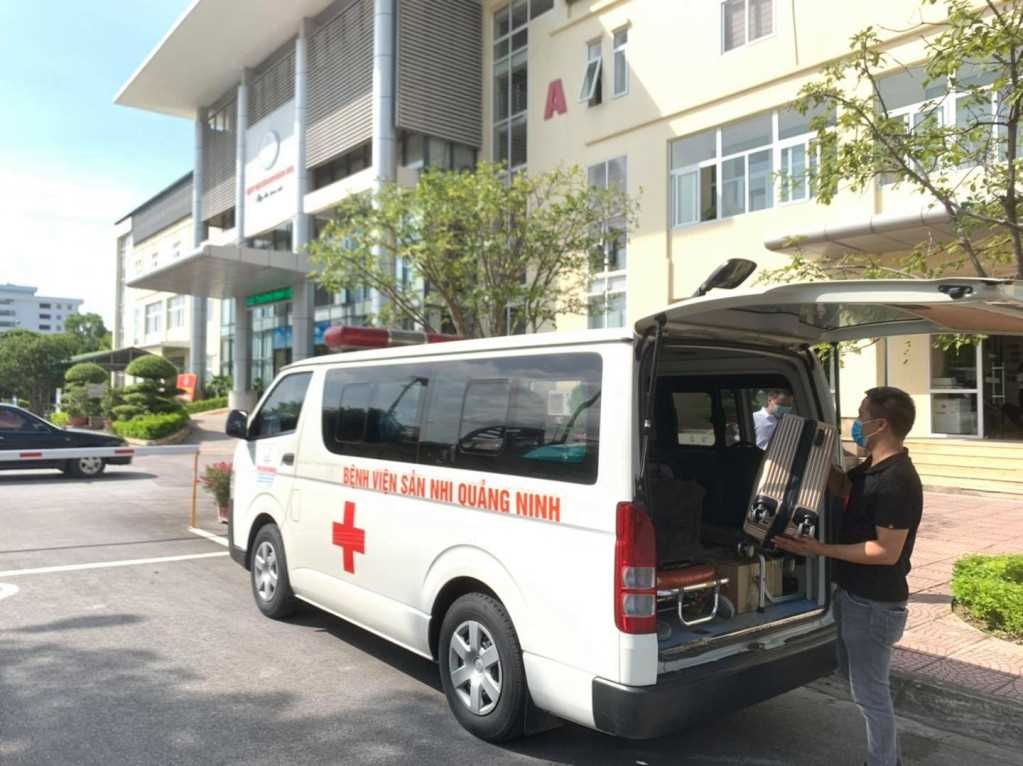 Các bác sĩ, điều dưỡng của Bệnh viện Sản Nhi tỉnh chuẩn bị đồ đạc, trang thiết bị trước khi lên đường. Ảnh: Bệnh viện Sản Nhi tỉnh cung cấp.