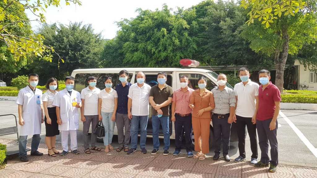 Lãnh đạo Bệnh viện Sản Nhi Quảng Ninh chia tay đoàn công tác trước khi lên đường chi viện cho TP Hồ Chí Minh chống dịch. Ảnh: Bệnh viện Sản Nhi tỉnh cung cấp