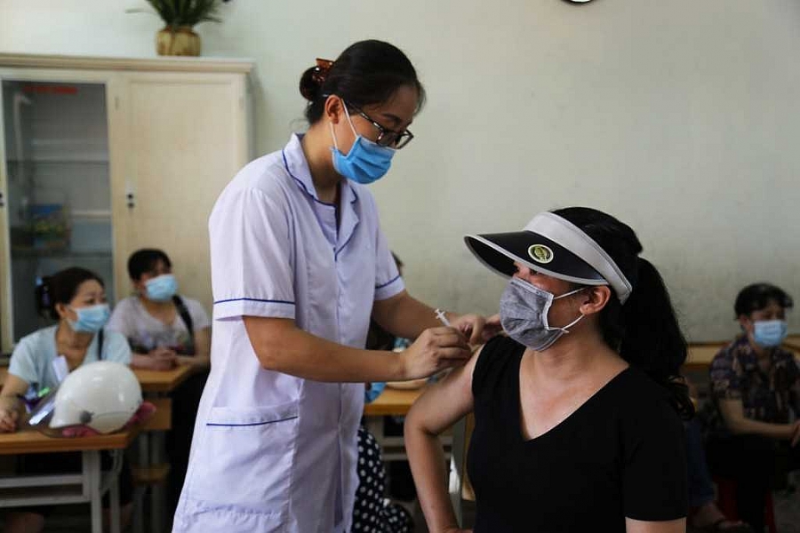 Nhân viên Trung tâm Y tế TP Hạ Long thực hiện tiêm vắc xin phòng Covid-19, mũi 1, cho tiểu thương Chợ Hạ Long I.