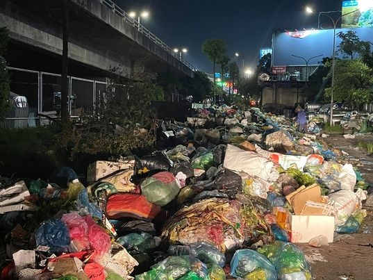 Tại khu vực gầm cầu Bãi Cháy thuộc phường Yết Kiêu, rác thải được chất thành đống cao hơn 1 mét, dài cả chục mét bốc mùi hôi thối, đầy ruồi nhặng. Rác thải sinh hoạt