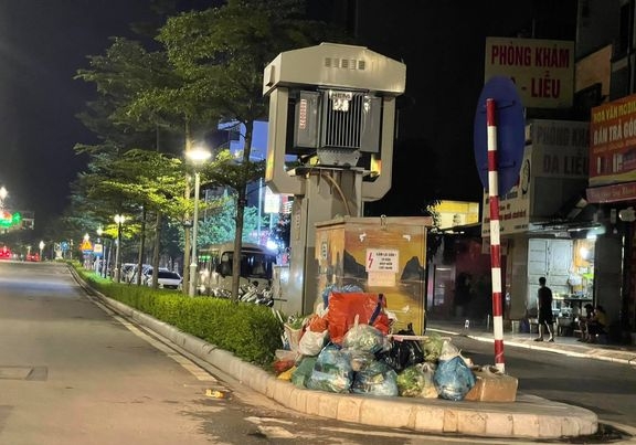 Bất cứ vị trí nào cũng có thể trở thành nơi tập kết rác thải như bốt điện, vỉa hè, lòng đường... Bất cứ vị trí nào cũng có thể trở thành nơi tập kết rác thải như bốt điện, vỉa hè, lòng đường...