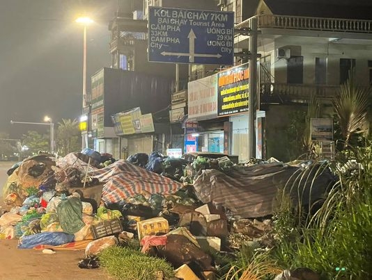 Một bãi rác rất lớn tại khu vực ngã tư Ao Cá hướng đi Giếng Đáy. Bãi rác này ngay trước cửa khu dân cư, chón ra cả lòng đường. Mỗi lần người dân dừng xe chờ đèn tín hiệu giao thông đều phải hứng chịu mùi hôi thối khó chịu bốc ra nồng nặc từ bãi rác.Được biết, thành phố Hạ Long mỗi ngày thải ra khoảng 300 tấn rác thải sinh hoạt. Số rác này nếu không được thu dọn sẽ nhân lên từng ngày, hoàn toàn có thể gây nên cuộc khủng hoảng môi trường Một bãi rác rất lớn tại khu vực ngã tư Ao Cá hướng đi Giếng Đáy. Bãi rác này ngay trước cửa khu dân cư, chón ra cả lòng đường. Mỗi lần người dân dừng xe chờ đèn tín hiệu giao thông đều phải hứng chịu mùi hôi thối khó chịu bốc ra nồng nặc từ bãi rác.Được biết, thành phố Hạ Long mỗi ngày thải ra khoảng 300 tấn rác thải sinh hoạt. Số rác này nếu không được thu dọn sẽ nhân lên từng ngày, hoàn toàn có thể gây nên cuộc khủng hoảng môi trường