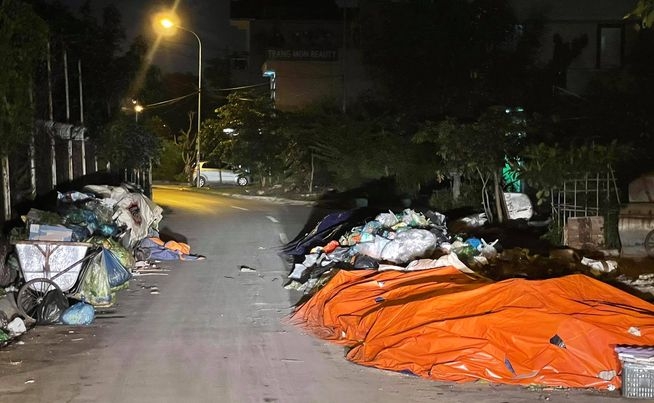 Tại đường Đào Duy Anh, phương Cao Xanh, rác chất đầy trên các xe thu gom. Từ các tuyến phố lớn đến các con ngõ nhỏ đều rơi vào tình trạng ngập ngụa rác. Tại đường Đào Duy Anh, phương Cao Xanh, rác chất đầy trên các xe thu gom. Từ các tuyến phố lớn đến các con ngõ nhỏ đều rơi vào tình trạng ngập ngụa rác.
