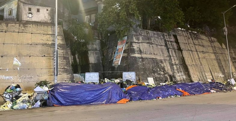 Khu vực ngã tư Long Tòong, hướng đi Cao Xanh xuất hiện một bãi rác tràn ra lòng đường bốc mùi hôi thối khiến cả khu dân cư phải hứng chịu. Khu vực ngã tư Long Tòong, hướng đi Cao Xanh xuất hiện một bãi rác tràn ra lòng đường bốc mùi hôi thối khiến cả khu dân cư phải hứng chịu.