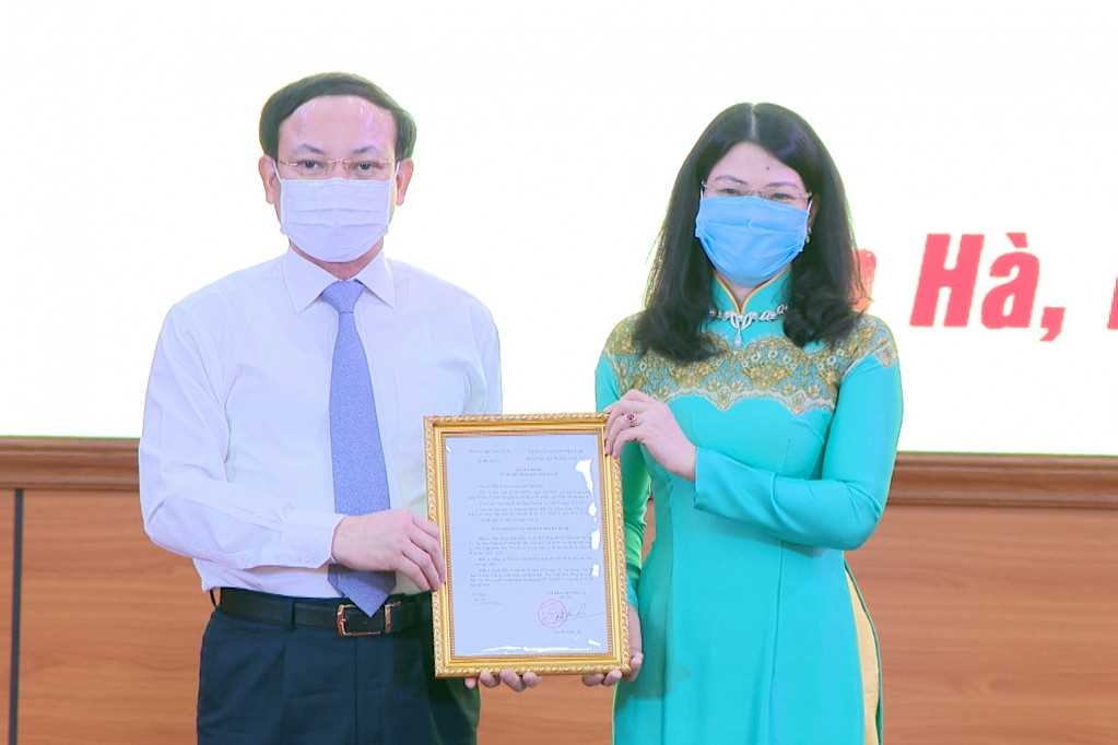 Đồng chí Nguyễn Xuân Ký, trao quyết định cho đồng chí Đỗ Thị Ninh Hường giữ chức vụ Bí thư Huyện ủy Đầm Hà.