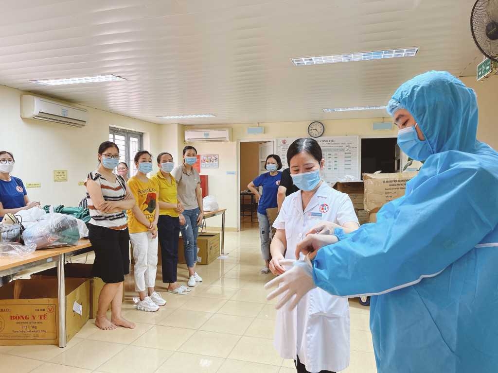 Các y, bác sĩ tham gia Đoàn chi viện cho tỉnh Tây Ninh sẽ được trang bị đầy đủ đồ dùng bảo hộ.