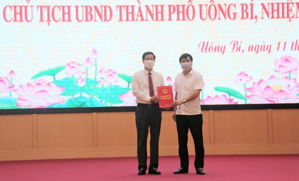 Chủ tịch UBND tỉnh, trao quyết định phê chuẩn kết quả bầu bổ sung đồng chí Phạm Tuấn Đạt giữ chức vụ Chủ tịch UBND TP Uông Bí nhiệm kỳ 2021-2026.