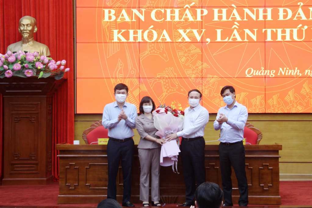 hường trực Tỉnh ủy tặng hoa chúc mừng đồng chí Trịnh Thị Minh Thanh nhận nhiệm vụ mới.
