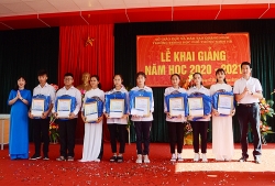 Ngân hàng Sacombank chi nhánh Quảng Ninh trao tặng 45 suất học bổng cho học sinh khó khăn