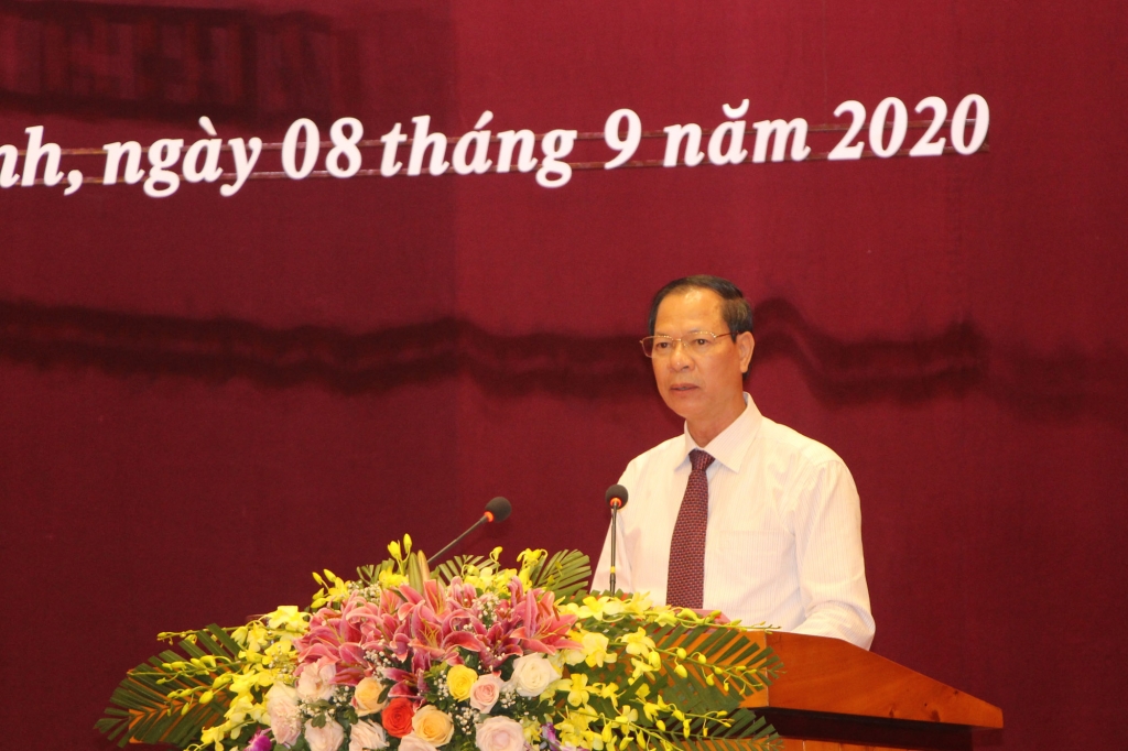 Giám đốc Sở Tài nguyên và Môi trường trình bày tờ trình tại kỳ họp.