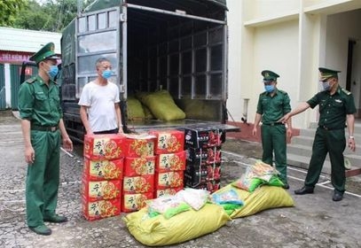 Cán bộ, chiến sĩ Đồn Biên phòng Hải Hòa kiểm đếm tang vật.