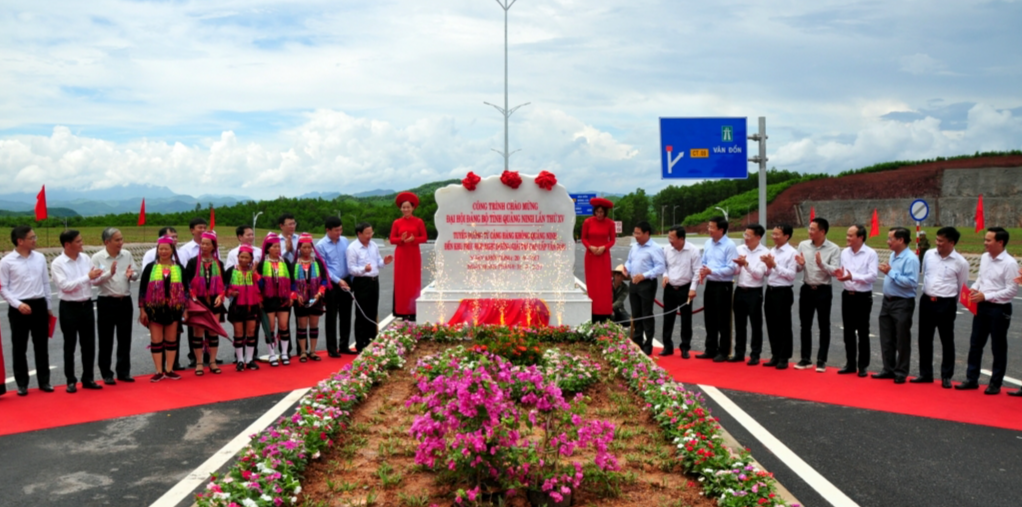 Ngày 13/9, gắn biển công trình chào mừng Đại hội Đại biểu Đảng bộ tỉnh cho Tuyến đường từ Cảng hàng không Quảng Ninh đến Khu phức hợp nghỉ dưỡng giải trí cao cấp Vân Đồn, Khu kinh tế Vân Đồn.