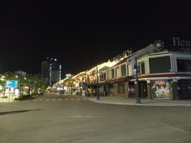 Đường phố thưa người qua lại, các khu vui chơi, giải trí, nhà hàng, khách sạn đều đóng cửa. Nhiều doanh nghiệp đã cho NLĐ nghỉ việc không lương, thậm chí tạm dừng sản xuất, dẫn đến hàng nghìn NLĐ bị mất việc làm.