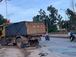 Quảng Ninh: Xe khách va chạm xe tải, hai người bị thương nặng