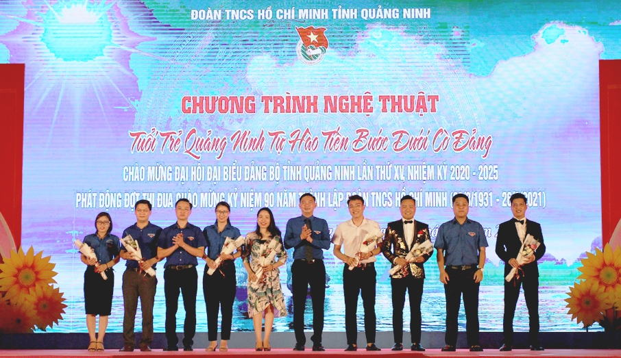 Lãnh đạo Tỉnh đoàn tặng hoa cho đại diện các đơn vị, các ca sĩ tham gia biểu diễn tại chương trình.