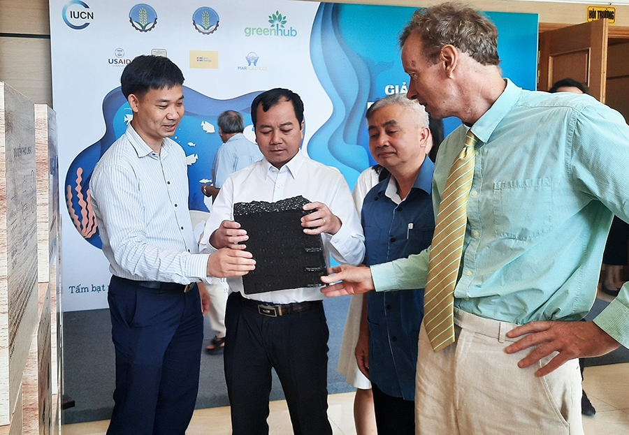 Các đại biểu tham quan gian hàng trưng bày các sản phẩm tái chế từ rác và vật liệu mới làm hệ nổi trong NTTS.
