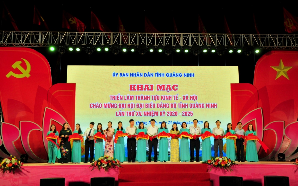 Đồng chí Ngô Hoàng Ngân, Phó Bí thư Thường trực Tỉnh ủy, cùng các đại biểu cắt băng khai mạc Triển lãm.