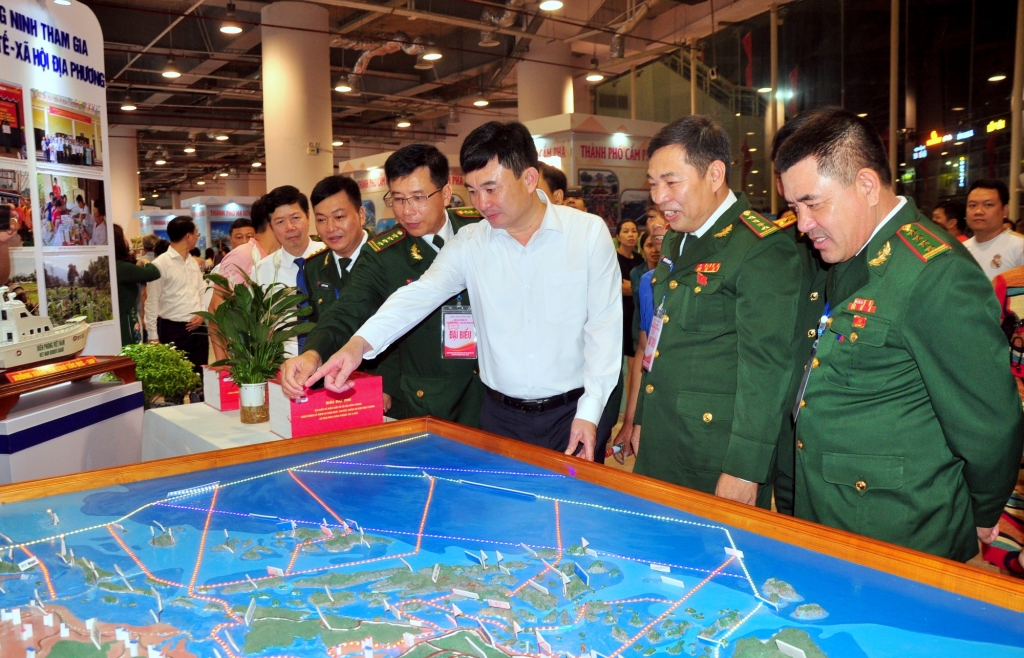 Các đại biểu nghe giới thiệu về sa bàn đường biển tỉnh Quảng Ninh tại không gian trưng bày của Bộ Chỉ huy BĐBP tỉnh.