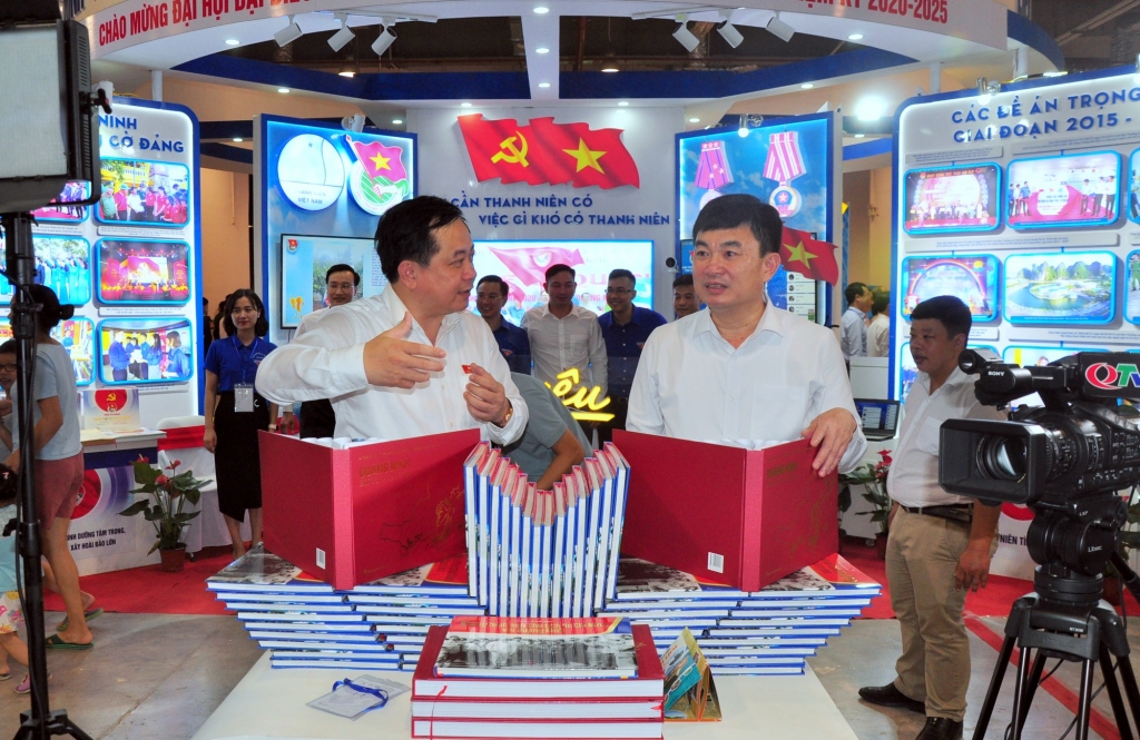 Đồng chí Ngô Hoàng Ngân, Phó Bí thư Thường trực Tỉnh ủy, tham quan không gian trưng bày của Trung tâm Truyền thông và Hội Nhà báo tỉnh.
