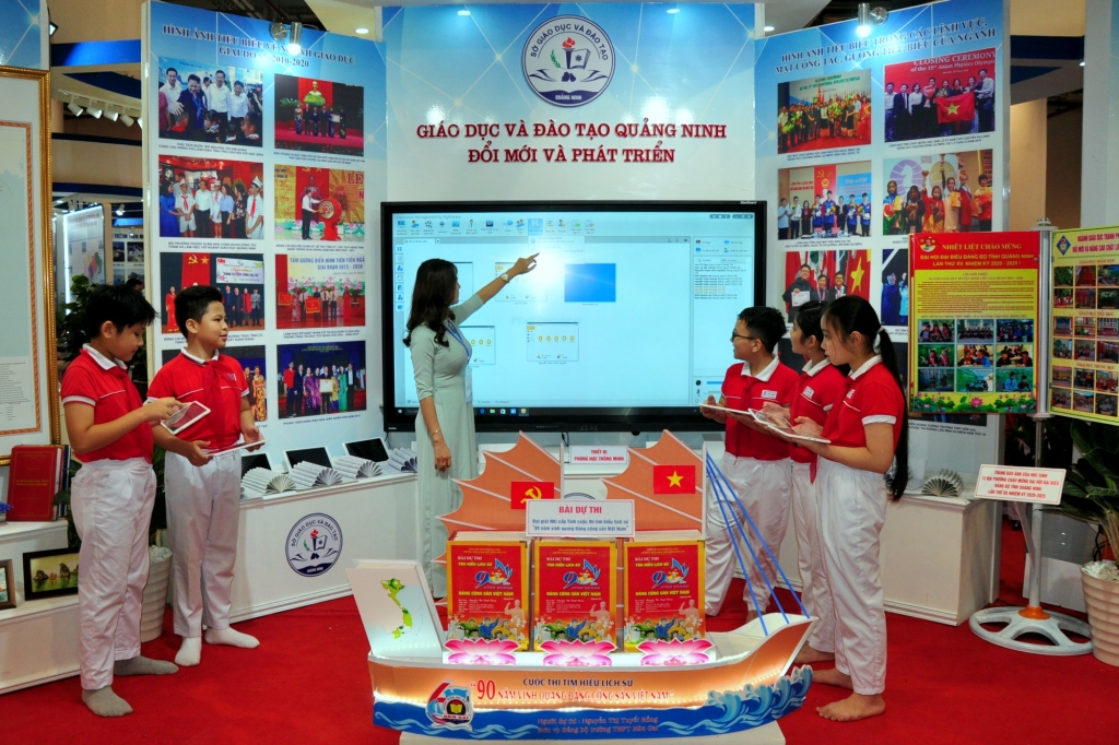Sở GD&ĐT tỉnh giới thiệu tại Triển lãm các công nghệ tiên tiến hiện đang được ứng dụng trong các phòng học thông minh.