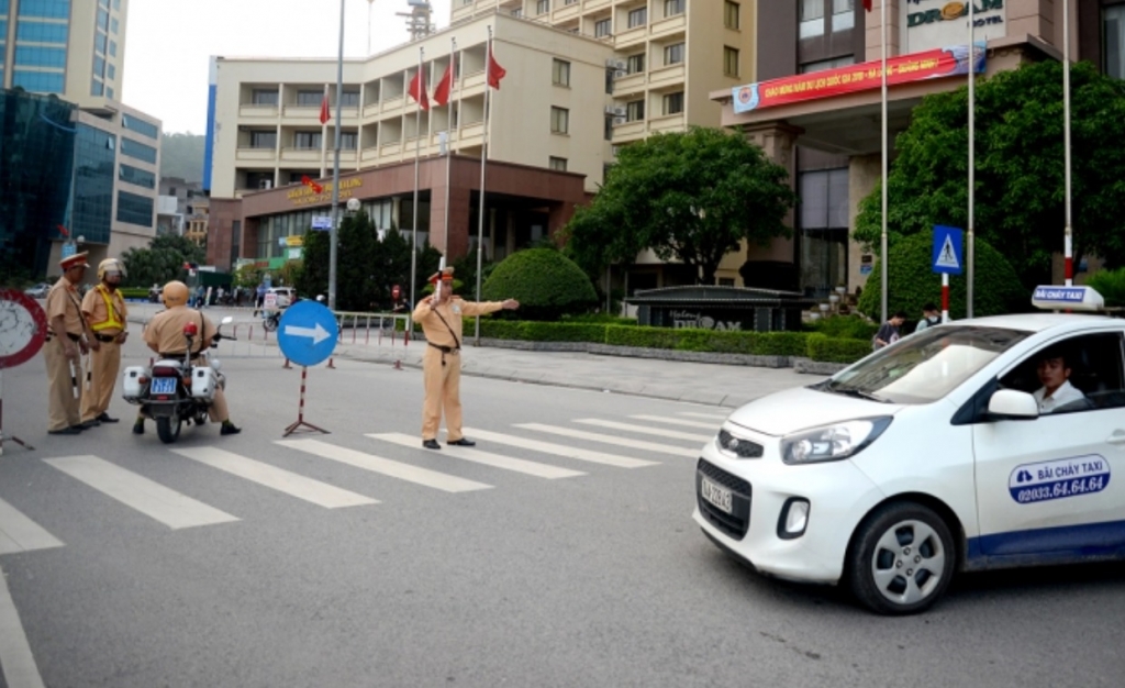 Lực lượng CSGT TP Hạ Long làm nhiệm vụ phân luồng giao thông khu vực Bãi Cháy