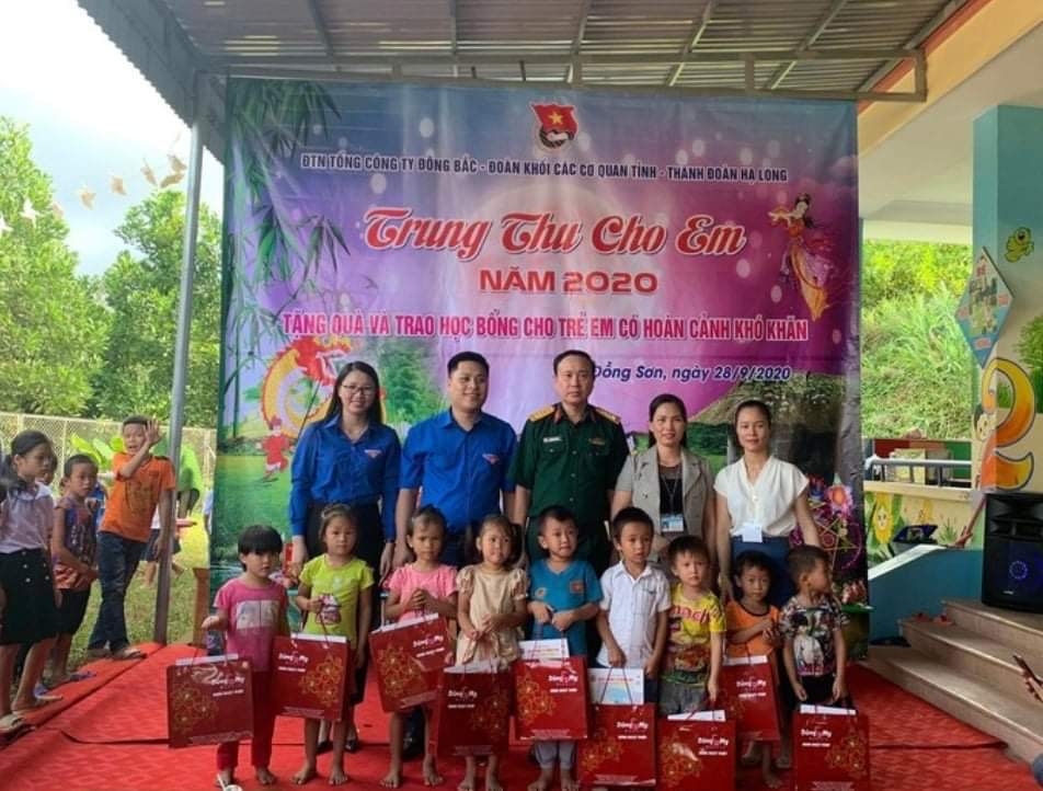 Đại diện Thường trực Tỉnh Đoàn, Đoàn Thanh niên Tổng Công ty Đông Bắc, Đoàn Khối, Thành Đoàn Hạ Long trao tặng 20 suất học bổng cho các em thiếu nhi có hoàn cảnh khó khăn. (ảnh: báo Quảng Ninh)