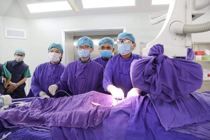Giáo sư, Tiến sĩ Võ Thành Nhân cùng các bác sĩ Bệnh viện Đa khoa tỉnh tiến hành đặt máy tạo nhịp không dây cho bệnh nhân.