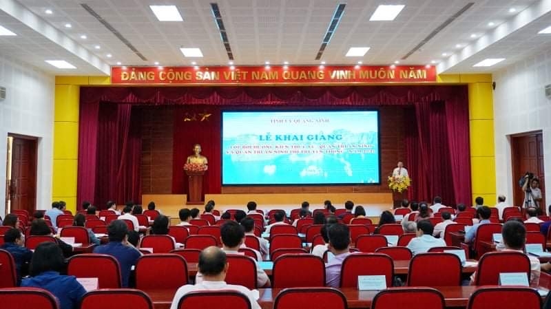 Lớp bồi dưỡng kiến thức “Quản trị an ninh và quản trị an ninh phi truyền thống”.