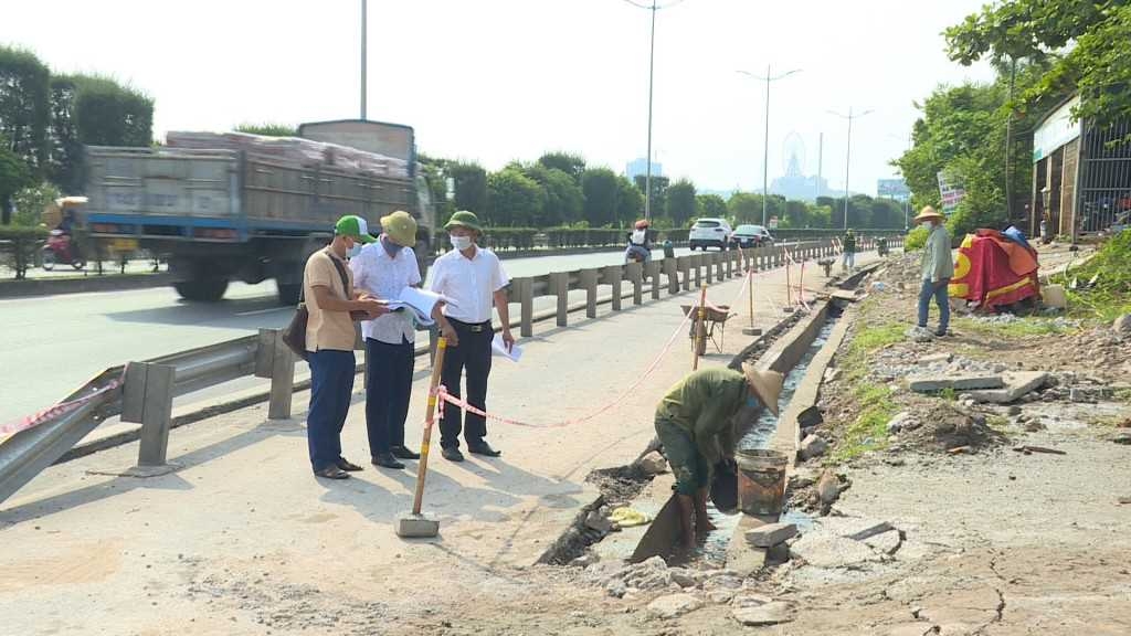 Cán bộ Ban Quản lý vốn sự nghiệp (Sở GTVT) và đơn vị nhà thầu đi kiểm tra quá trình thi công công trình.