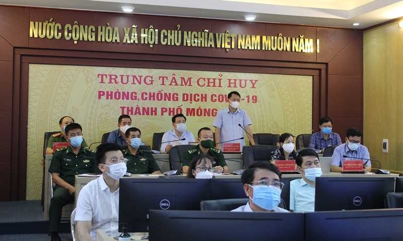 Lãnh đạo Tp Móng Cái trực tiếp điều hành tại Trung tâm chỉ huy phòng chống dịch Covid-19 Thành phố.