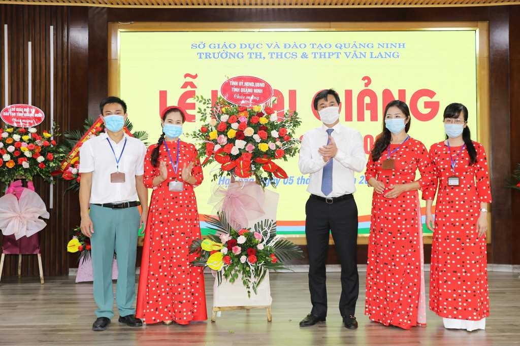 Đồng chí Nguyễn Tường Văn, Chủ tịch UBND tỉnh gióng trống khai giảng tại Trường TH, THCS, THPT Văn Lang.
