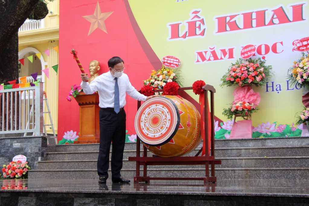 Đồng chí Nguyễn Xuân Ký, Ủy viên Trung ương Đảng, Bí thư Tỉnh ủy, Chủ tịch HĐND tỉnh gióng trống khai giảng.