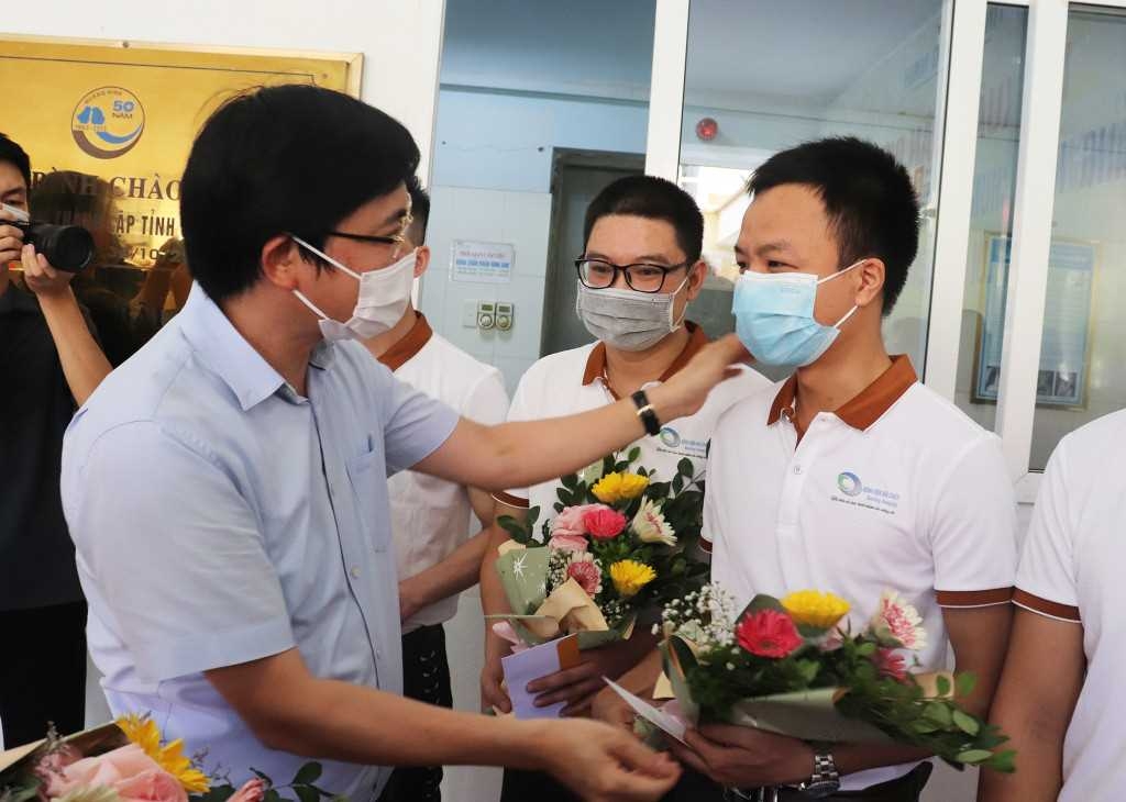 Giám đốc Sở Y tế Quảng Ninh, ông Nguyễn Trọng Diện tặng quà, động viên các cán bộ, y, bác sĩ trước khi vào Bình Dương chống dịch.