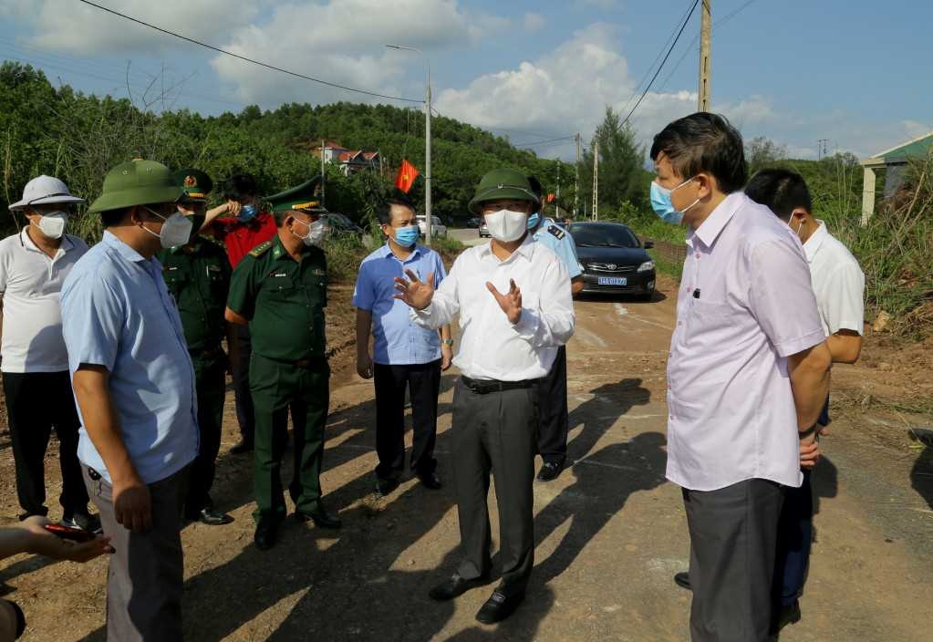 Phó Chủ tịch UBND tỉnh kiểm tra khu vực đang được TP Móng Cái khảo sát, nghiên cứu xây dựng vùng đệm cách ly cho người và phương tiện vận tải trước khi vào địa bàn.