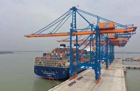 Một tàu container vào trả hàng tại bến cảng ở nước ta.