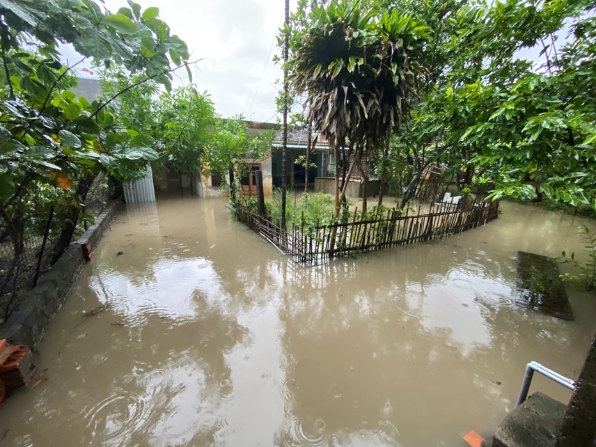 Nhiều nhà dân ở Phường Cao Thắng, thành phố Hạ Long ngập trong biển nước sau cơn mưa lớn sáng nay.